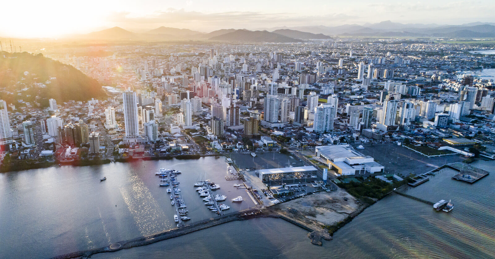 Salto populacional de 44% e acréscimo de US$ 1 Bi em importações aceleram a valorização de Itajaí
